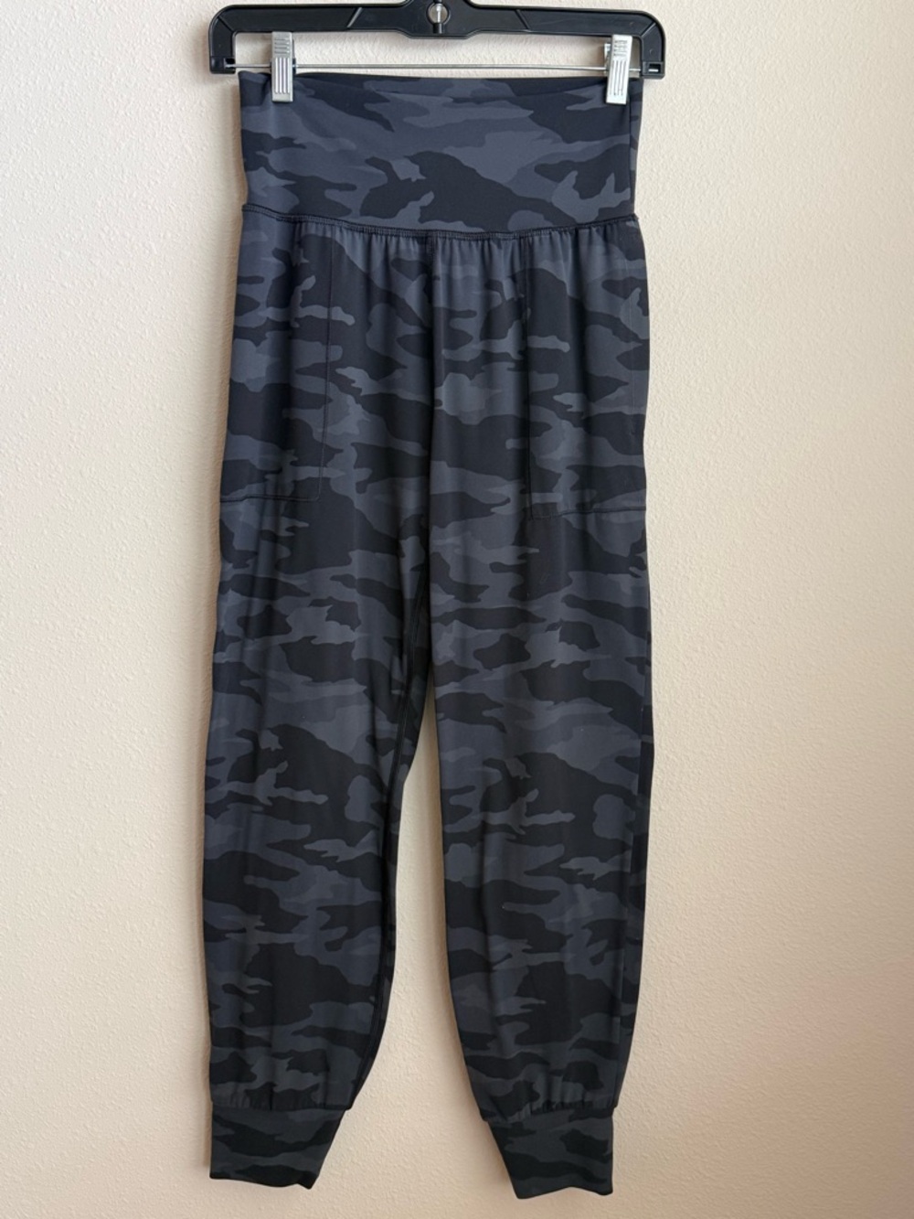 Athleta  Salutation Camo Joggers Black and Grey SZ Small